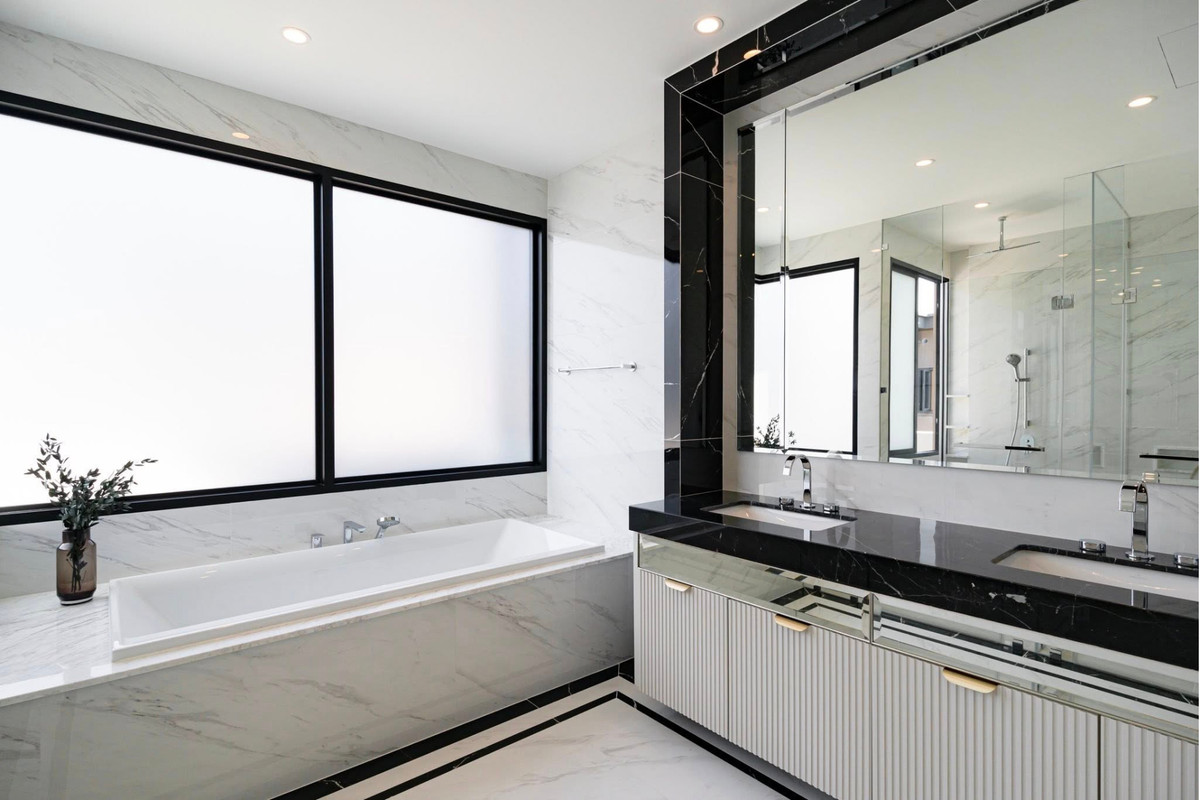 For RentHousePattanakan, Srinakarin : FOR RENT 3-storey luxury home 705sq.m. | Brand-new | Never Occupied | Private Lift 