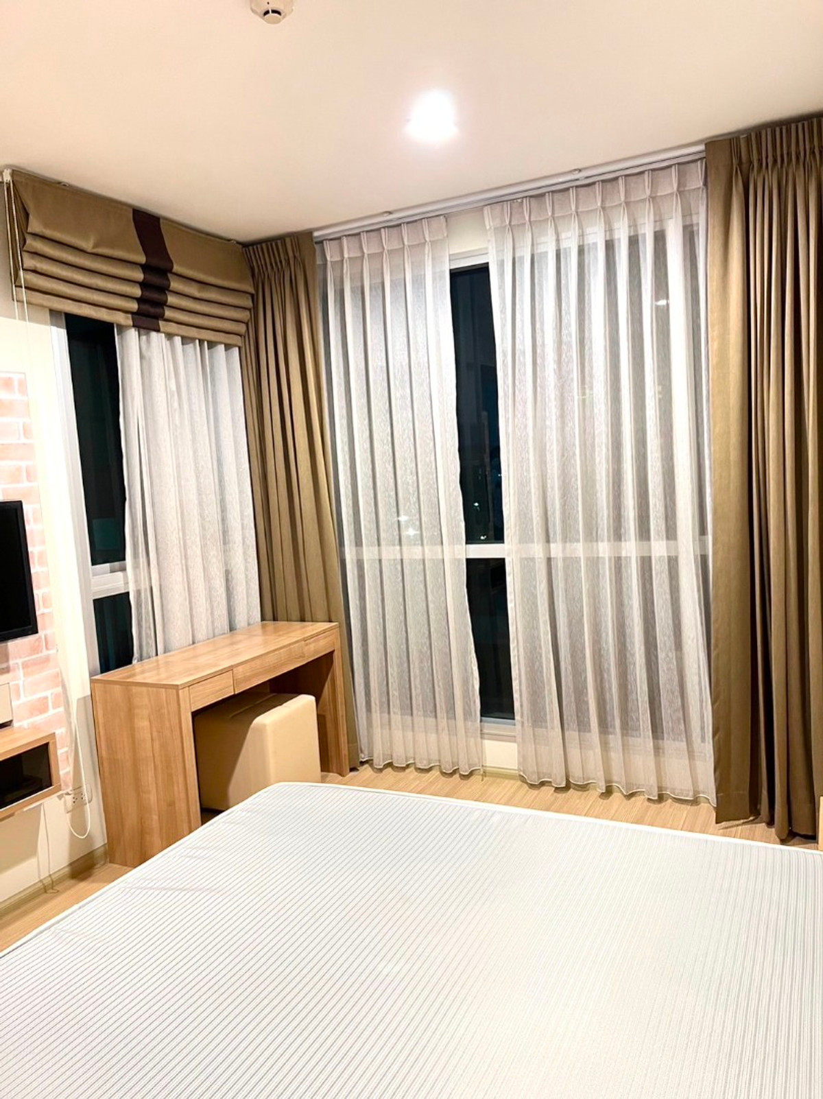 ขายคอนโดรัชดา ห้วยขวาง : 🏡 ก้าวเดียวถึง MRT! 🚆 ห้องกว้าง 46 ตร.ม. อยู่สบายเหมือนบ้าน...  ในราคาที่คุ้มที่สุดในตึก! (ชั้นสูง วิวสวย ลมดี ห้องสภาพใหม่กริ๊บ พร้อมให้คุณเป็นเจ้าของ ✨)