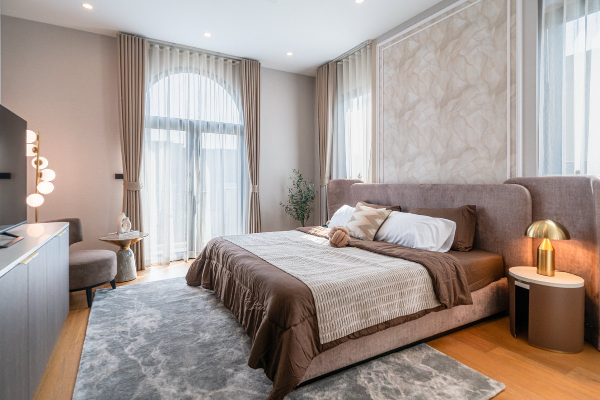 For RentHousePattanakan, Srinakarin : FOR RENT 3-storey luxury home 705sq.m. | Brand-new | Never Occupied | Private Lift 