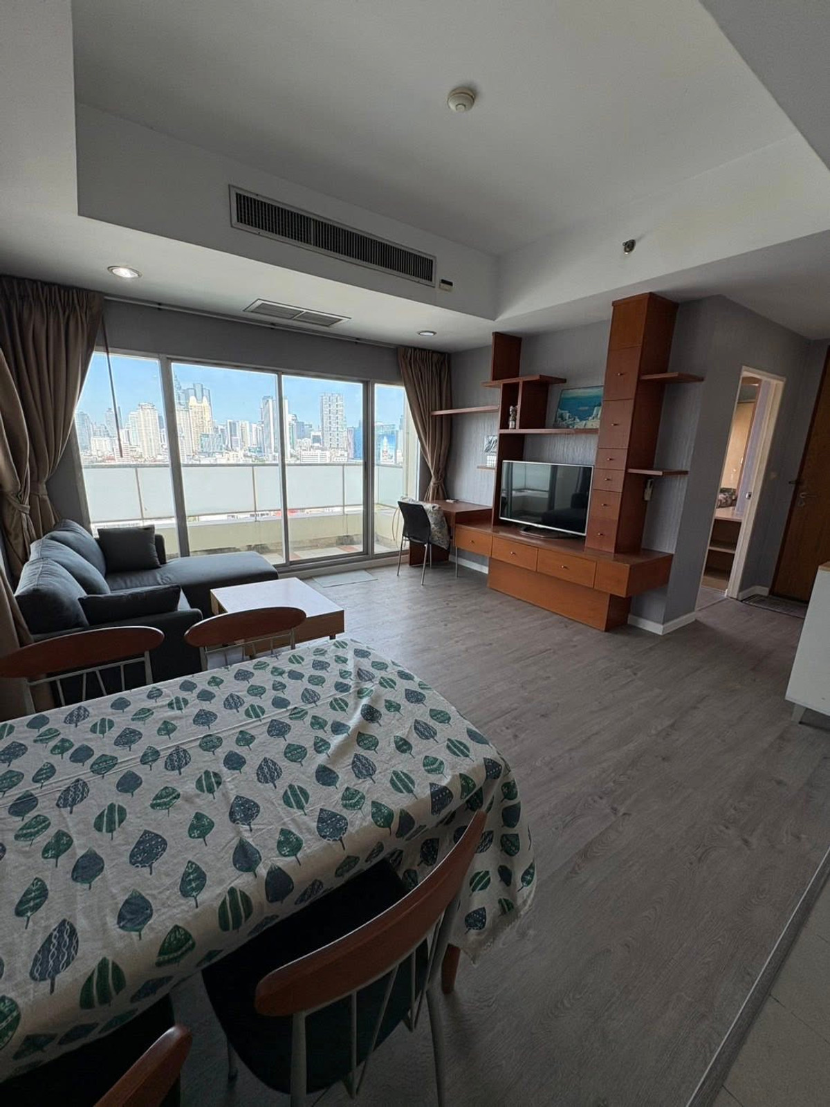 For RentCondoSathorn, Narathiwat : Urgent rent, large size condo in the heart of Sathorn, Rama 3, can enter and exit in many ways. Connects many roads 0896620022