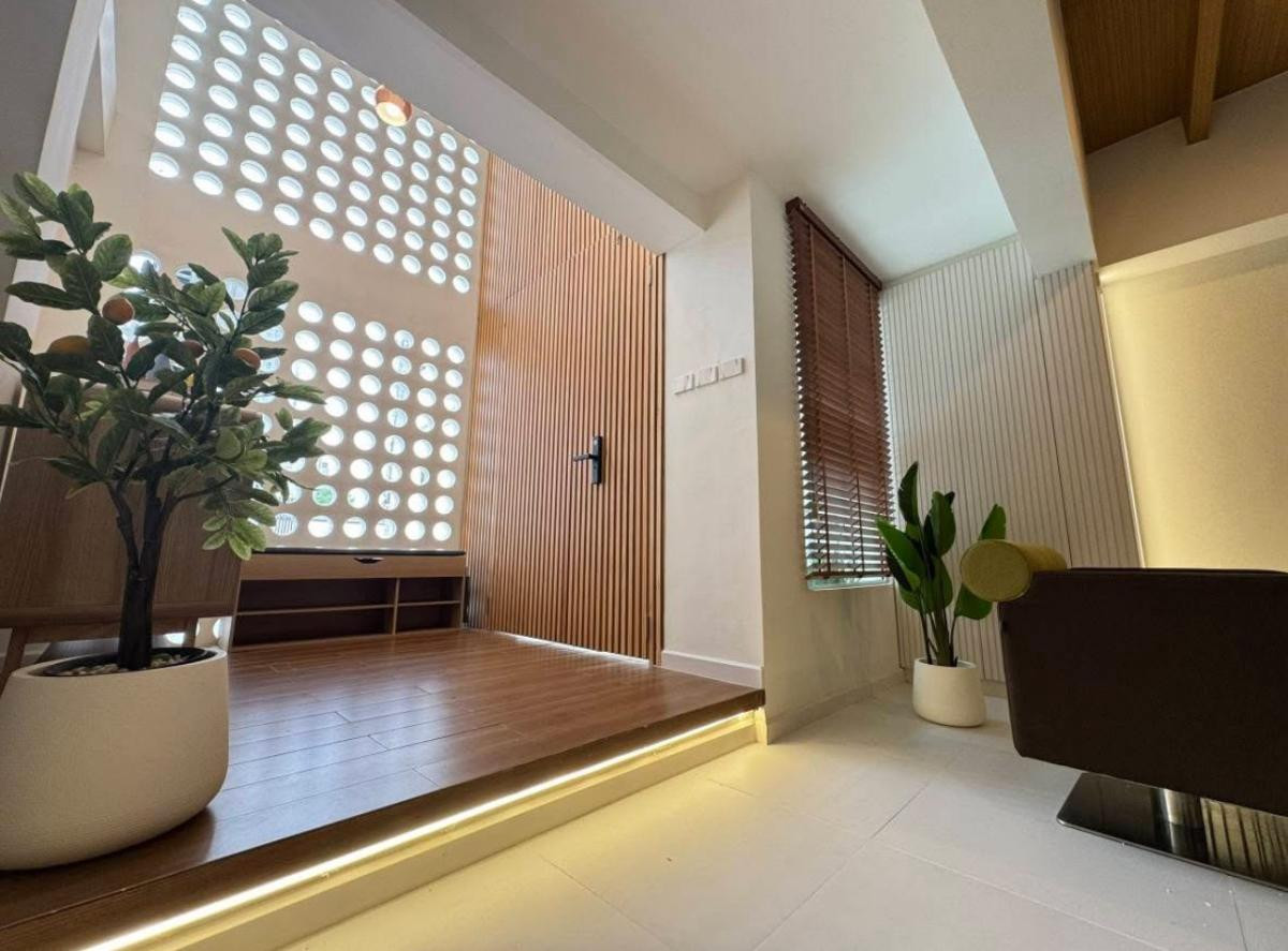 ขายทาวน์โฮมอ่อนนุช อุดมสุข : “เพชร“ ของคลองตันนิเวศน์! 🏡 เหมือนได้บ้านใหม่สไตล์มินิมอล ในทำเลที่ใครๆ ก็อิจฉา! ✨ ส่วนต่างราคาตลาดคุ้มจนต้องรีบทัก ใกล้ทองหล่อ-เอกมัย บ้านที่รีโนเวทเสร็จปุ๊บคนถามเพียบ!