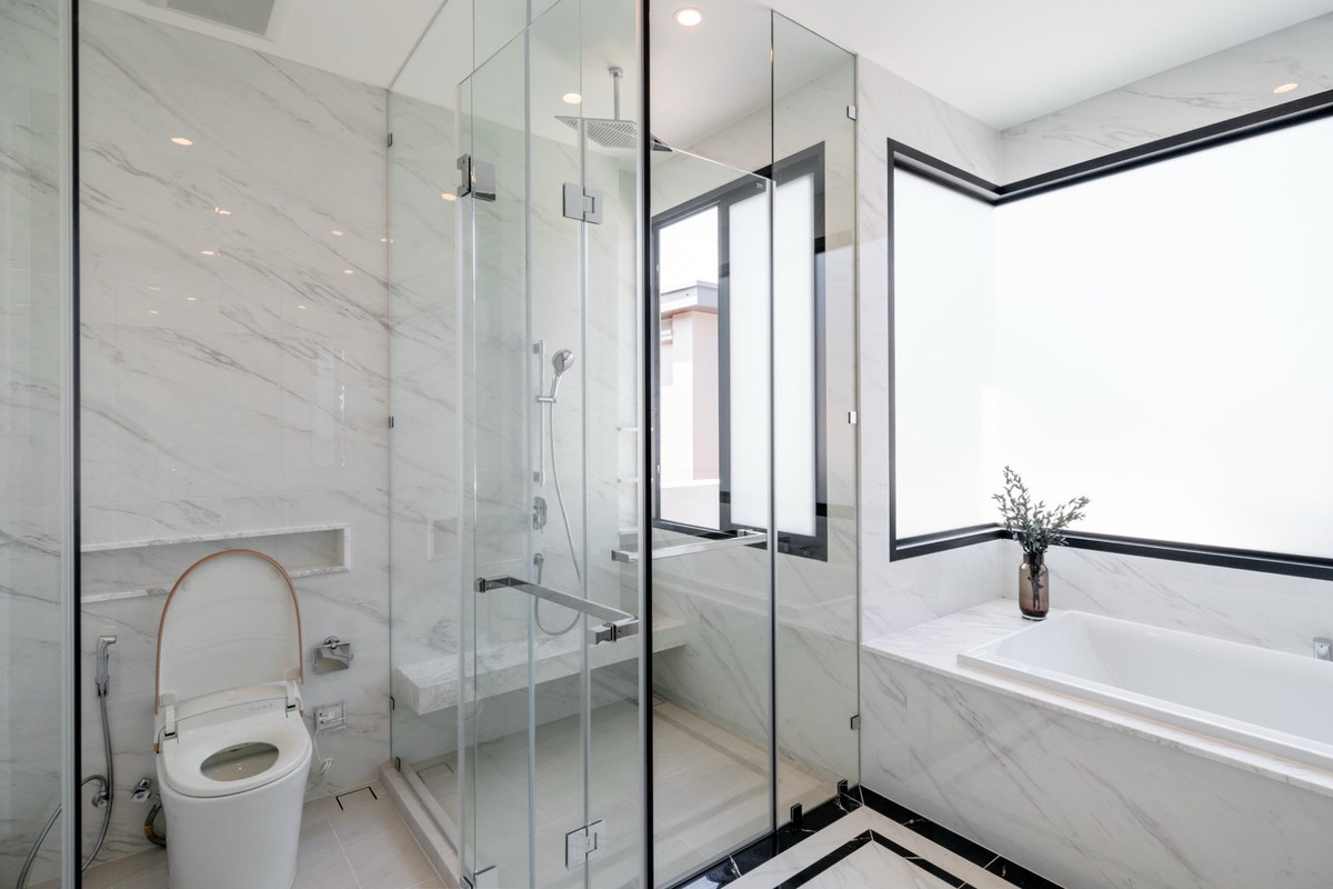 For RentHousePattanakan, Srinakarin : FOR RENT 3-storey luxury home 705sq.m. | Brand-new | Never Occupied | Private Lift 