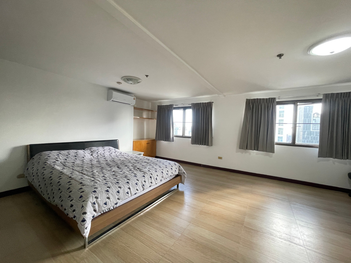 คอนโดสุขุมวิท อโศก ทองหล่อ : Top View Tower | High-Floor 2-Bed Residence in Thonglor