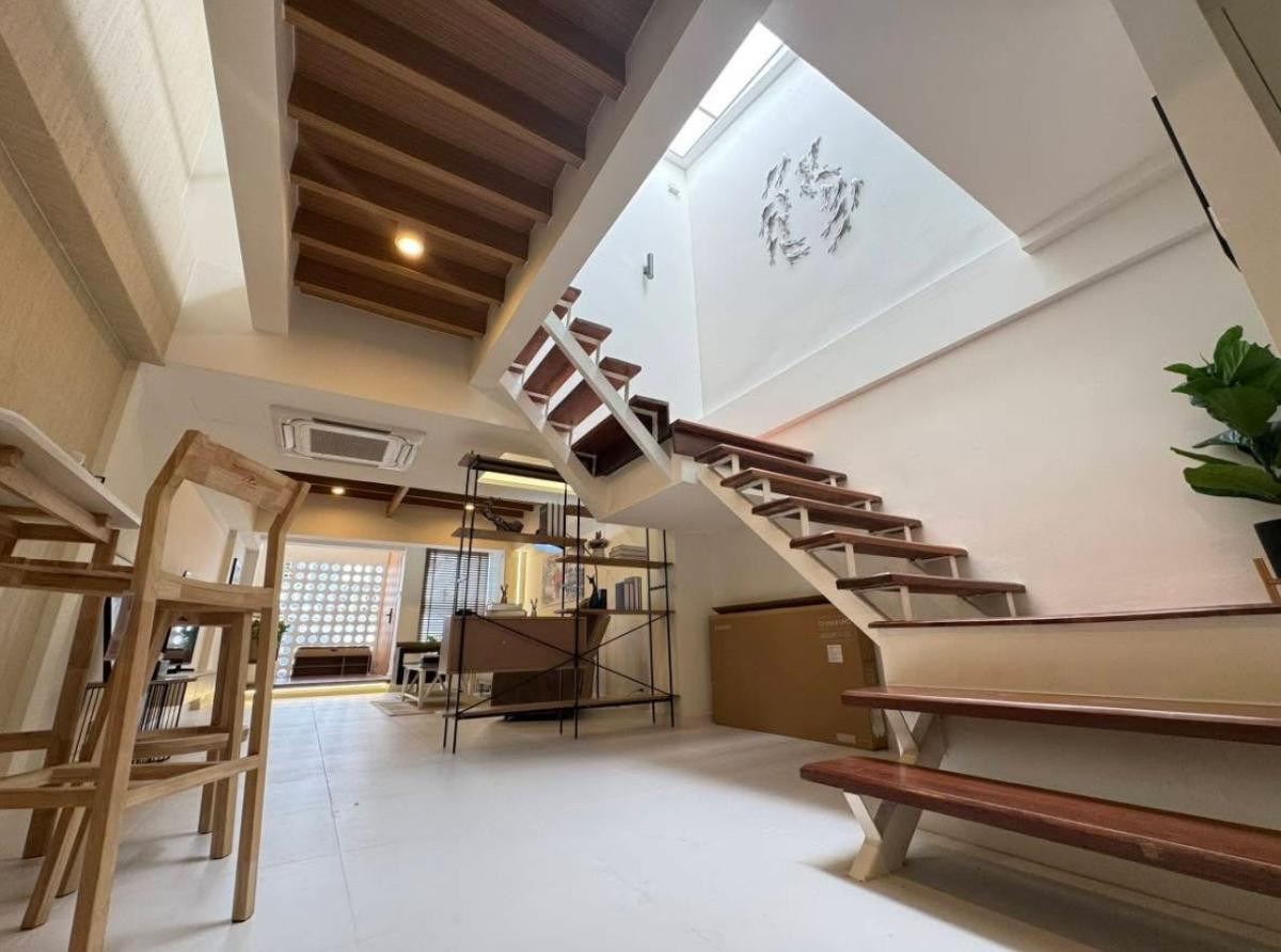 ขายทาวน์โฮมอ่อนนุช อุดมสุข : “เพชร“ ของคลองตันนิเวศน์! 🏡 เหมือนได้บ้านใหม่สไตล์มินิมอล ในทำเลที่ใครๆ ก็อิจฉา! ✨ ส่วนต่างราคาตลาดคุ้มจนต้องรีบทัก ใกล้ทองหล่อ-เอกมัย บ้านที่รีโนเวทเสร็จปุ๊บคนถามเพียบ!