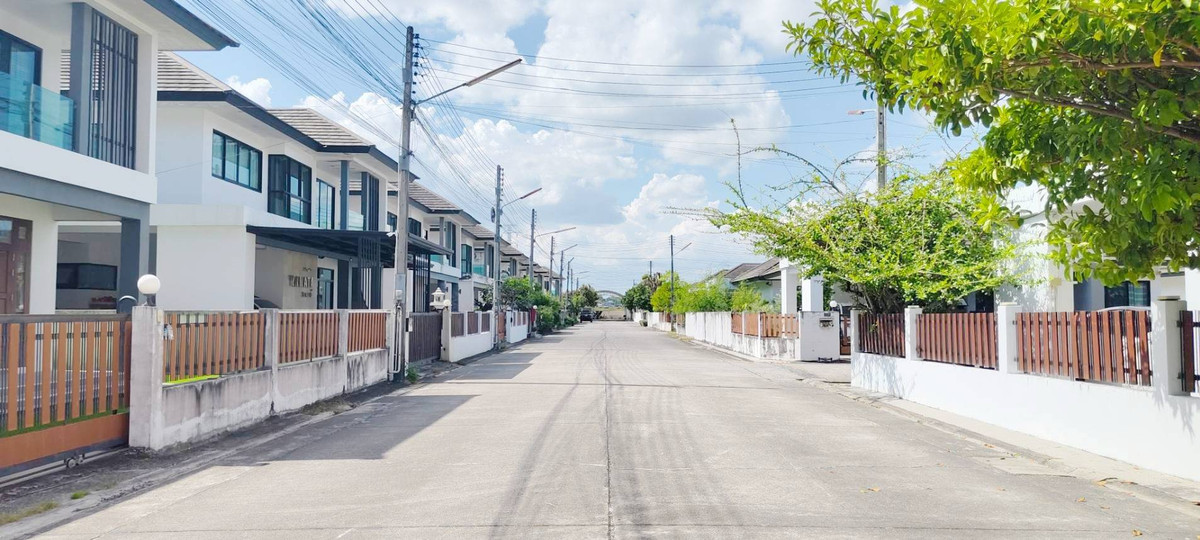 ขายบ้านระยอง : ด่วน 🏠ขายบ้านเดี่ยว 2 ชั้น พท. 83 ตร.ว หมู่บ้านรุ่งเรืองเพลส ใกล้เซ็นทรัลระยอง 2 กม. และหาดแม่รำพึง 20 กม. เหมาะสุดๆ สำหรับบ้านพักตากอากาศครอบครัวใหญ่