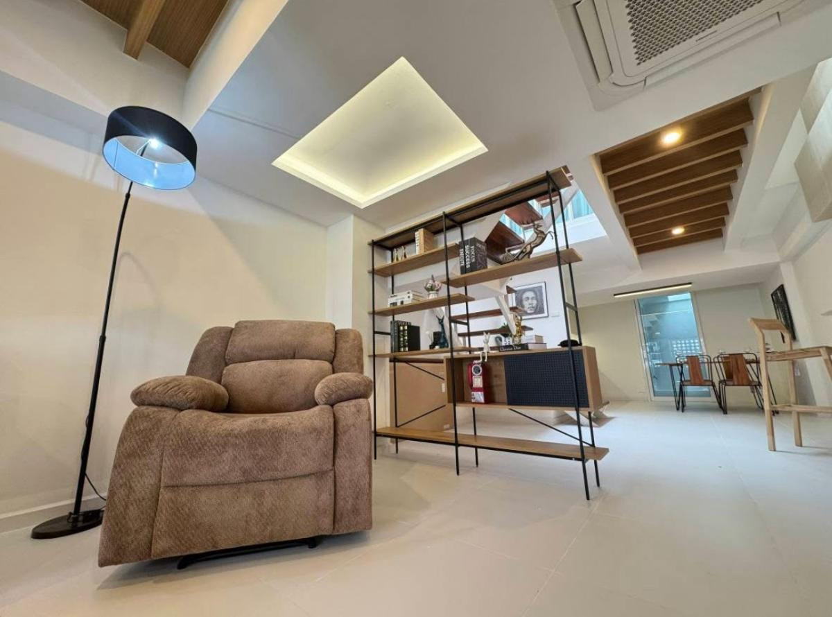 ขายทาวน์โฮมอ่อนนุช อุดมสุข : “เพชร“ ของคลองตันนิเวศน์! 🏡 เหมือนได้บ้านใหม่สไตล์มินิมอล ในทำเลที่ใครๆ ก็อิจฉา! ✨ ส่วนต่างราคาตลาดคุ้มจนต้องรีบทัก ใกล้ทองหล่อ-เอกมัย บ้านที่รีโนเวทเสร็จปุ๊บคนถามเพียบ!