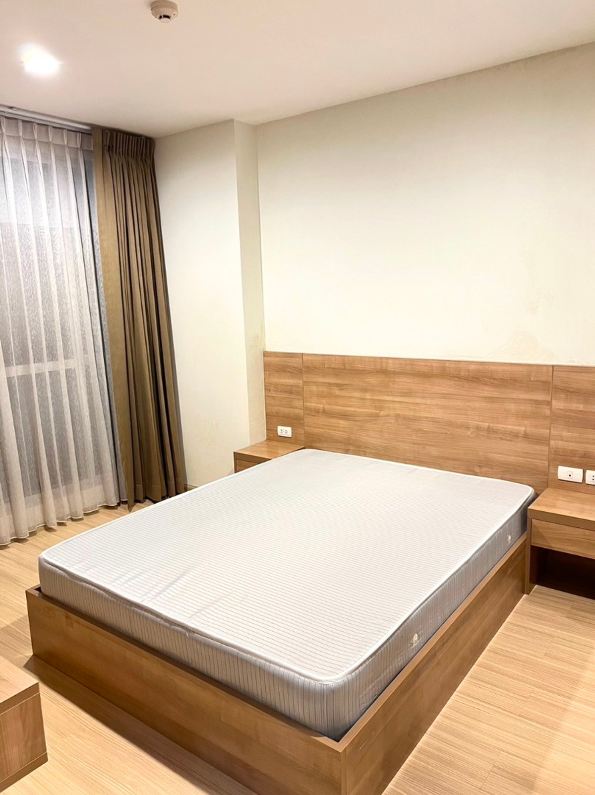 For SaleCondoRatchadapisek, Huaikwang, Suttisan : 🏡 Just one step to the MRT! 🚆 A spacious 46 sq.m. unit, comfortable like living in a home… At the best price in the building! (High floor, beautiful view, great airflow, like-new condition, ready for you to own ✨)