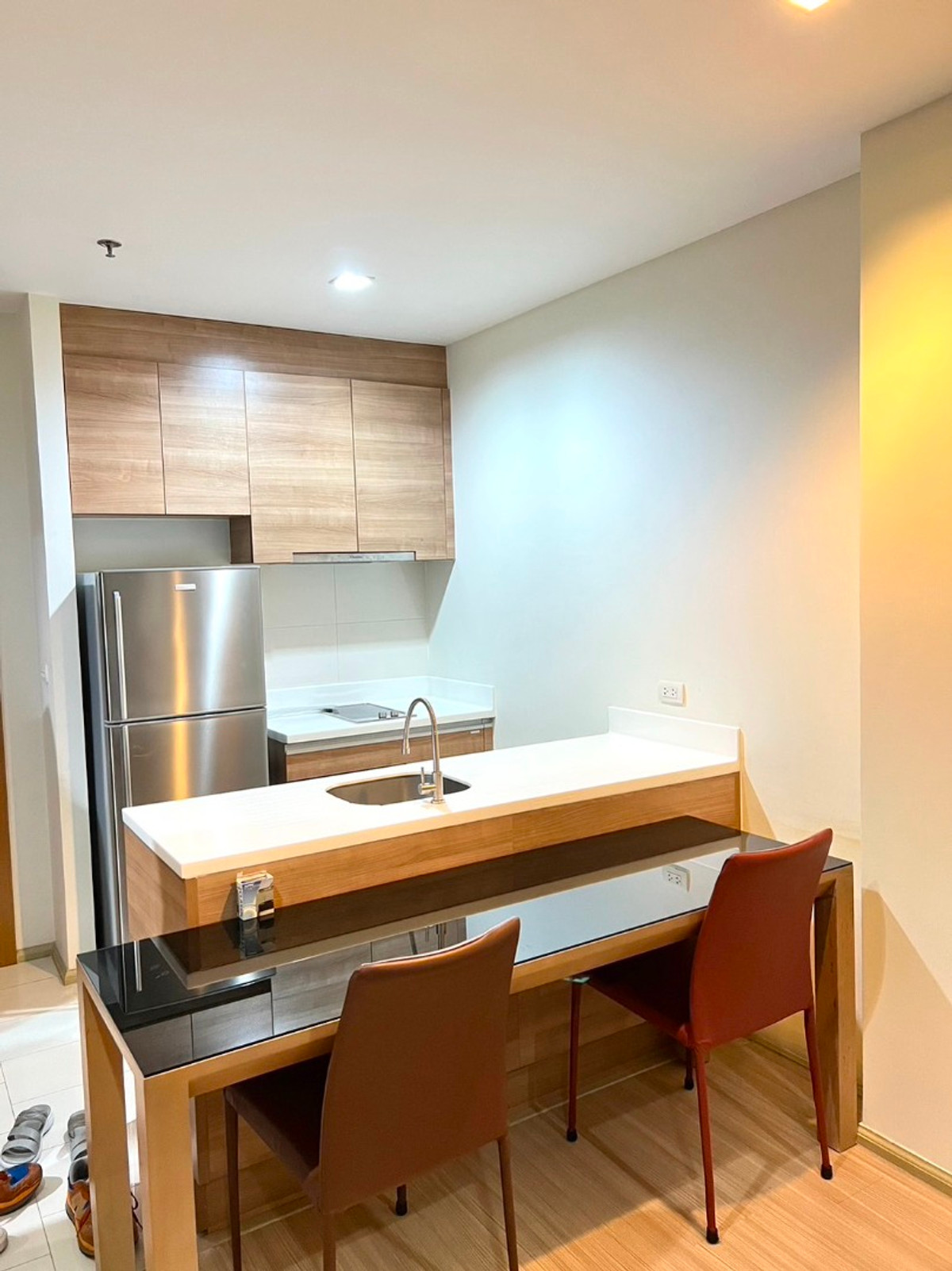 For SaleCondoRatchadapisek, Huaikwang, Suttisan : 🏡 Just one step to the MRT! 🚆 A spacious 46 sq.m. unit, comfortable like living in a home… At the best price in the building! (High floor, beautiful view, great airflow, like-new condition, ready for you to own ✨)