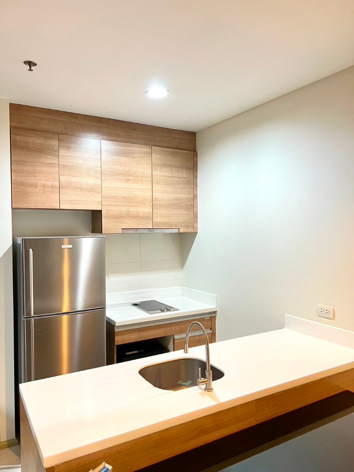 For SaleCondoRatchadapisek, Huaikwang, Suttisan : 🏡 Just one step to the MRT! 🚆 A spacious 46 sq.m. unit, comfortable like living in a home… At the best price in the building! (High floor, beautiful view, great airflow, like-new condition, ready for you to own ✨)
