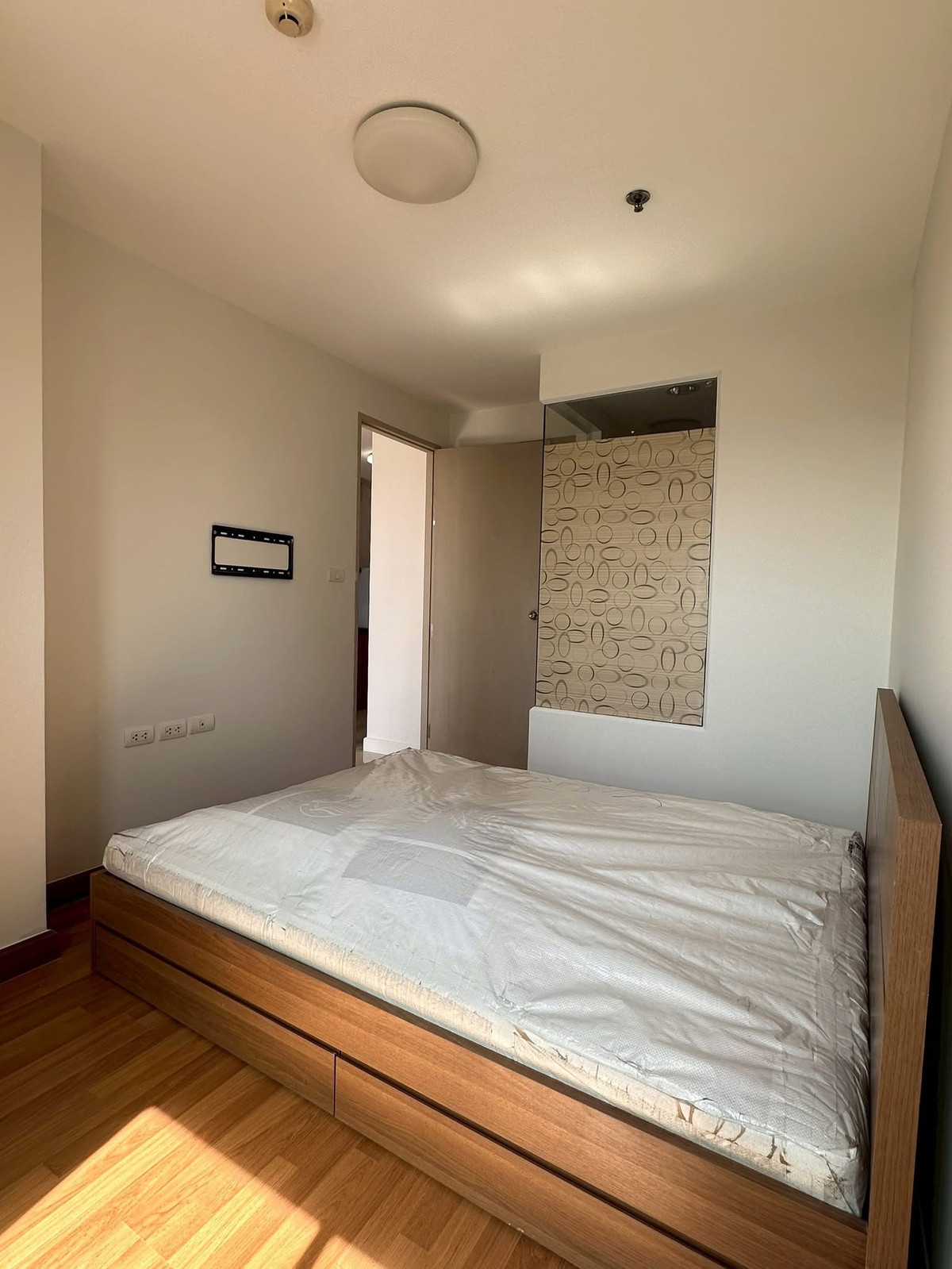 For SaleCondoLadprao, Central Ladprao : Urgent Sale ✨ IDEO Ladprao 5 ✨ South-facing, good ventilation, swimming pool view, city view, Baiyoke Tower visible, near Ladprao Intersection.