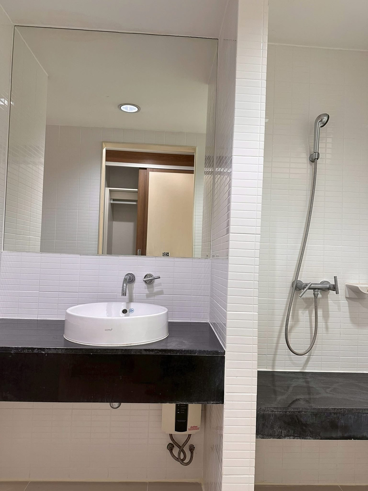 For SaleCondoLadprao, Central Ladprao : Urgent Sale ✨ IDEO Ladprao 5 ✨ South-facing, good ventilation, swimming pool view, city view, Baiyoke Tower visible, near Ladprao Intersection.