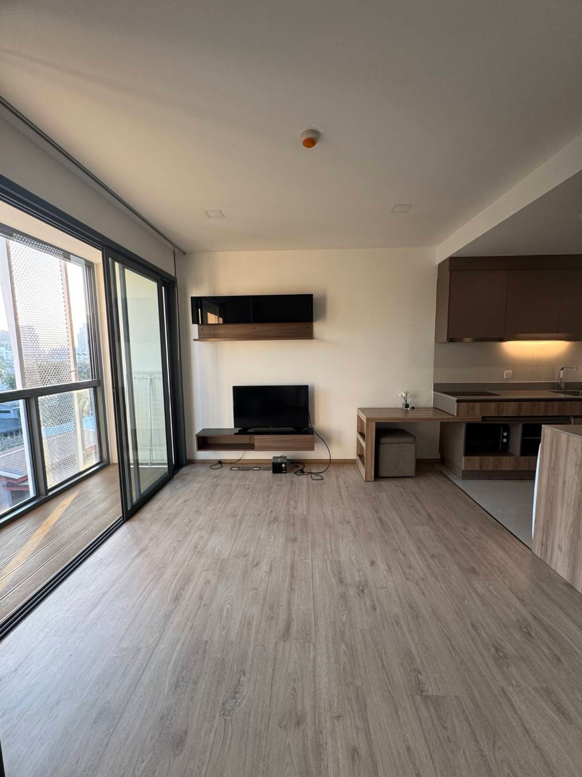 ขายคอนโดสุขุมวิท อโศก ทองหล่อ : 41.5sqm Low Rise, Cozy 1 bed for sale at Taka Haus Ekkamai 12