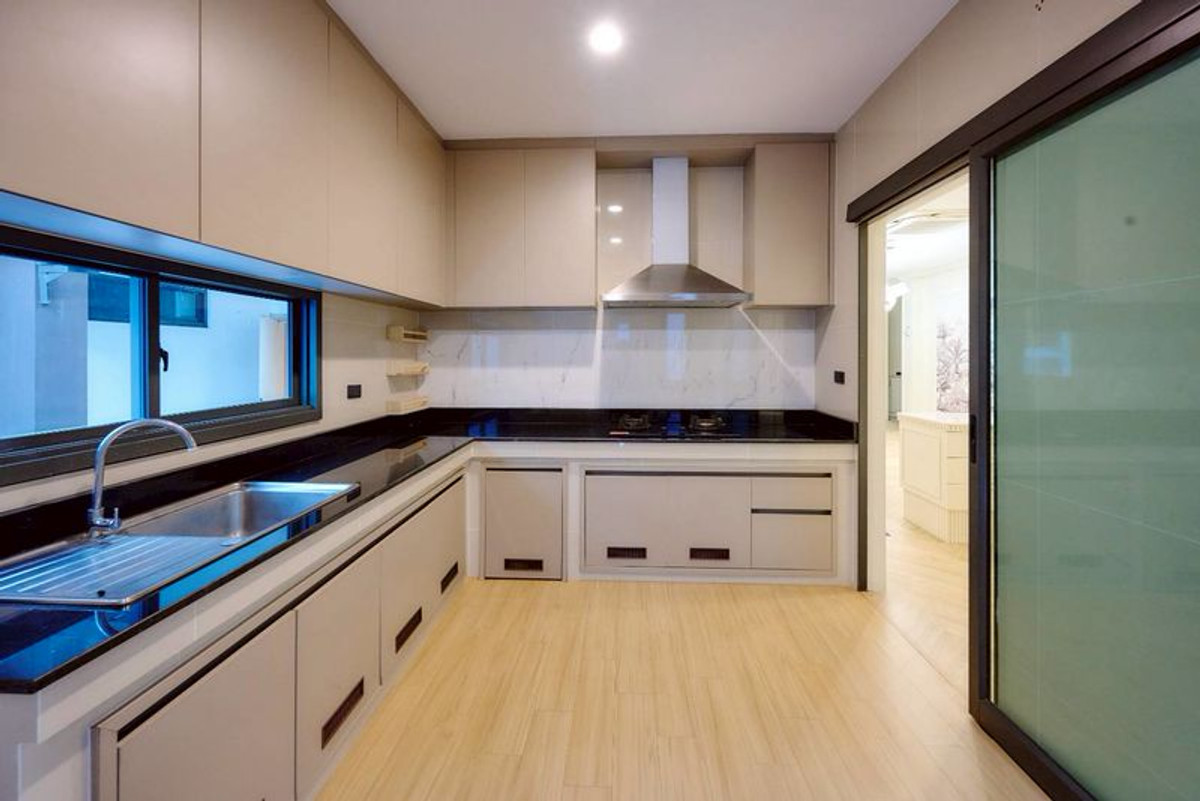 For SaleHousePinklao, Charansanitwong : Single house for sale, Setthasiri Village, Charan-Pinklao, 2 houses, largest edge, area 124.9 sq m, 7 bedrooms, complete with extensions and all built-in furniture. Bang Khun Si Subdistrict Bangkok Noi District Bangkok