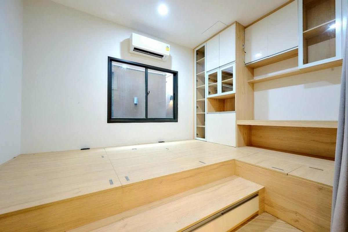 For SaleHousePinklao, Charansanitwong : Single house for sale, Setthasiri Village, Charan-Pinklao, 2 houses, largest edge, area 124.9 sq m, 7 bedrooms, complete with extensions and all built-in furniture. Bang Khun Si Subdistrict Bangkok Noi District Bangkok