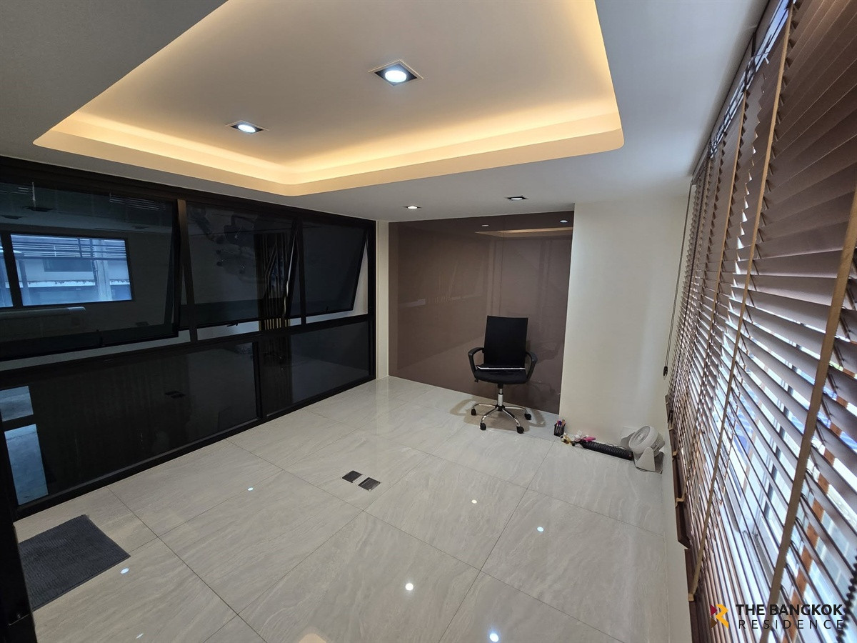 ให้เช่าทาวน์โฮมเกษตร นวมินทร์ ลาดปลาเค้า :  District Ekkamai-Ramintra 💎 ดีไซน์ Modern Luxury ตกแต่งบิ้วอินทั้งหลัง 💖 