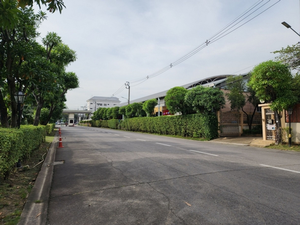 For RentLandBang kae, Phetkasem : Land for rent, size 2-1-07 rai, corner plot, Kanchanaphisek Soi 4, only 100 meters into the alley, width 48 meters, near The Mall Bang Khae, MRT Lak Song.