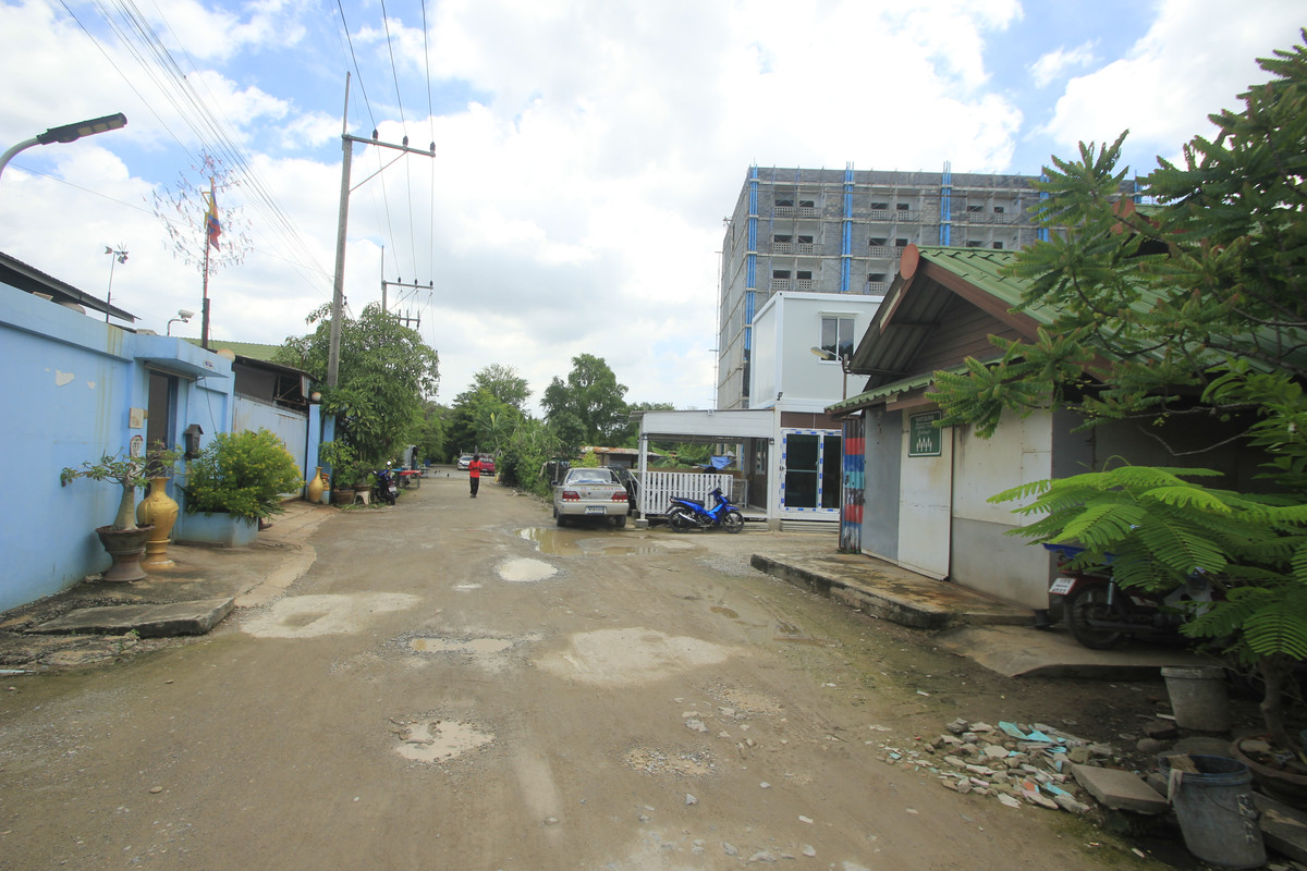 For SaleHotel&Apartment BusinessMahachai Samut Sakhon : Dormitory for sale with land, 200 square meters, 18 rooms, along Khlong Si Wa Pasawat. Khlong Muen Prarom Near the Siriraj Hospital Elderly Medical Center, full tenants, land remaining for construction.