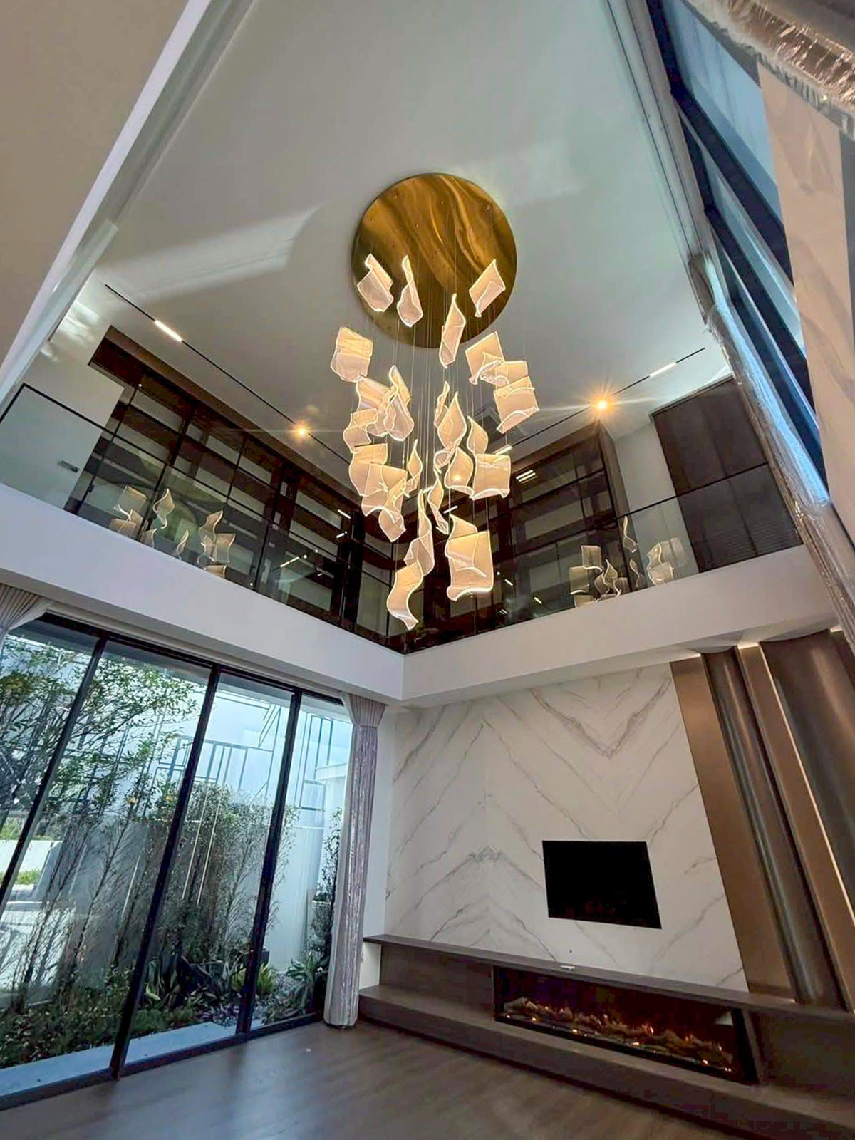 ให้เช่าบ้านลาดกระบัง สุวรรณภูมิ : VIVE New Krungthep Kreetha บ้านหรู 3 ชั้น พร้อมสระว่ายน้ำส่วนตัว ใกล้โรงเรียนนานาชาติ Please call: 062-496-6454