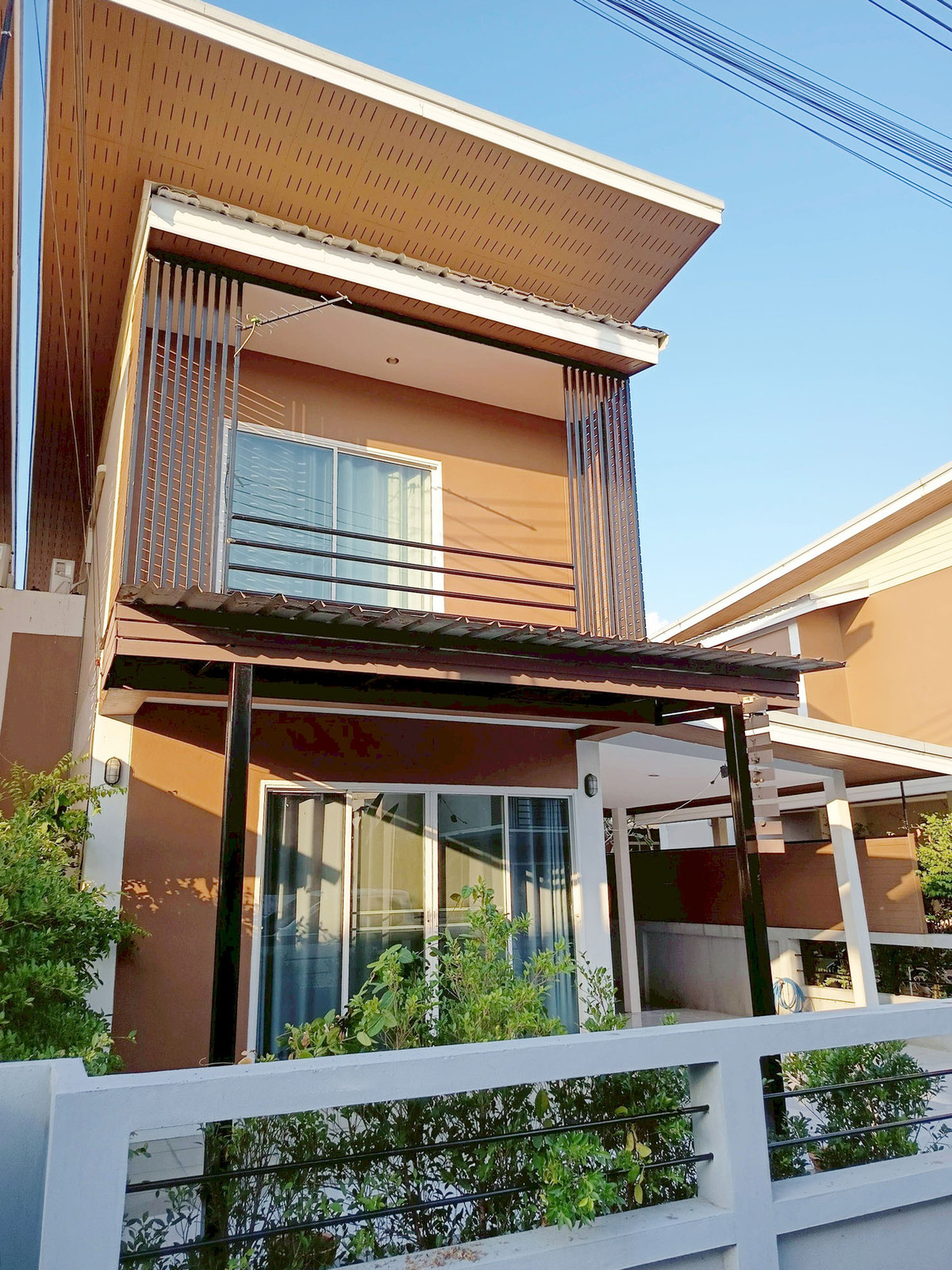 ให้เช่าทาวน์โฮมเชียงใหม่ : ทาวน์เฮ้าส์ในโครงการ ให้เช่าเดือนละ 12,000 บาท ใกล้ตลาดหางดงเพียง 5 นาที No.14H1026