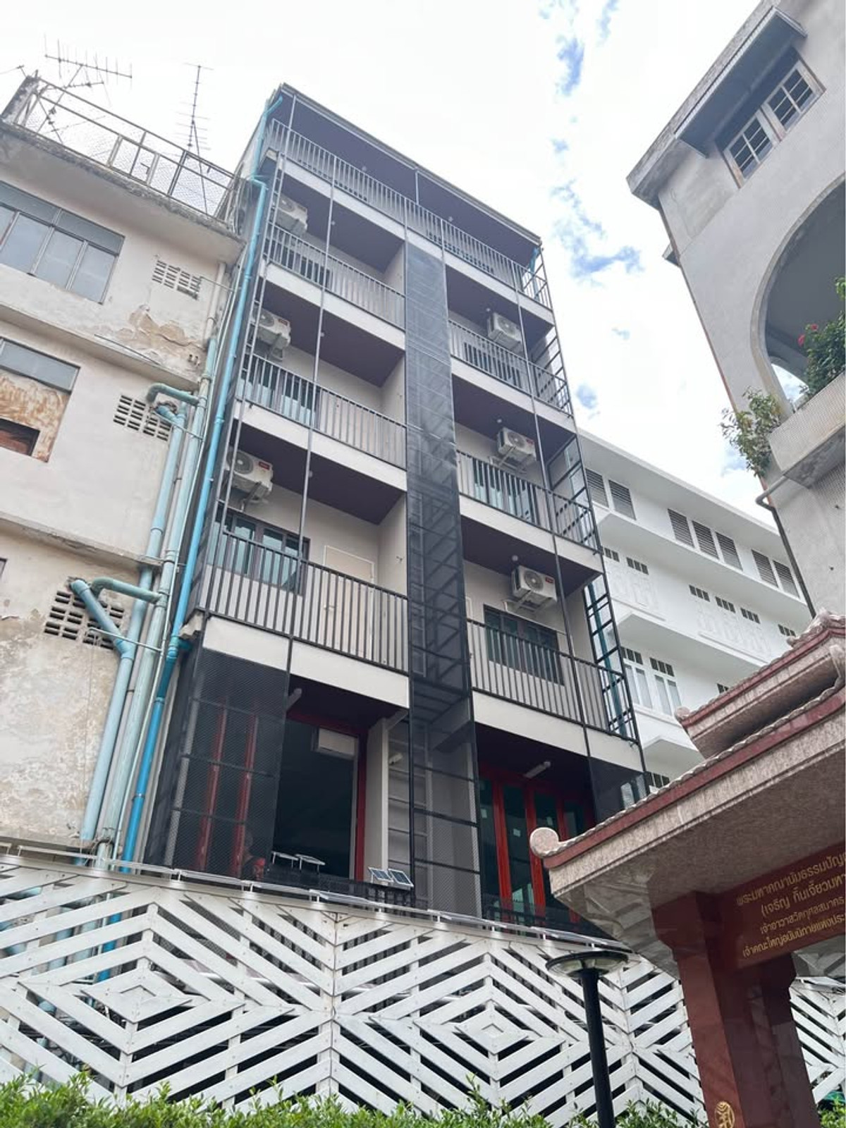 ให้เช่ากิจการโรงแรม & กิจการอพาร์ตเมนต์เยาวราช บางลำพู : โรงแรม 6 ชั้น ทำเลดี ตกแต่งสวยงาม ให้เช่า ย่านเยาวราช-เจริญกรุง ใกล้คลองถมพลาซ่า