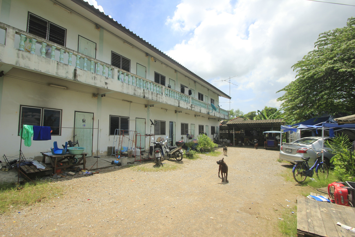 For SaleHotel&Apartment BusinessMahachai Samut Sakhon : Dormitory for sale with land, 200 square meters, 18 rooms, along Khlong Si Wa Pasawat. Khlong Muen Prarom Near the Siriraj Hospital Elderly Medical Center, full tenants, land remaining for construction.