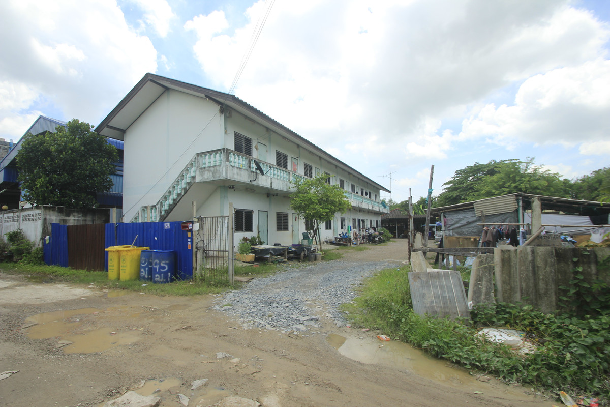 For SaleHotel&Apartment BusinessMahachai Samut Sakhon : Dormitory for sale with land, 200 square meters, 18 rooms, along Khlong Si Wa Pasawat. Khlong Muen Prarom Near the Siriraj Hospital Elderly Medical Center, full tenants, land remaining for construction.