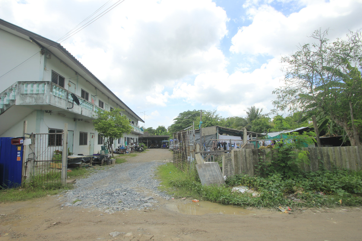 For SaleHotel&Apartment BusinessMahachai Samut Sakhon : Dormitory for sale with land, 200 square meters, 18 rooms, along Khlong Si Wa Pasawat. Khlong Muen Prarom Near the Siriraj Hospital Elderly Medical Center, full tenants, land remaining for construction.