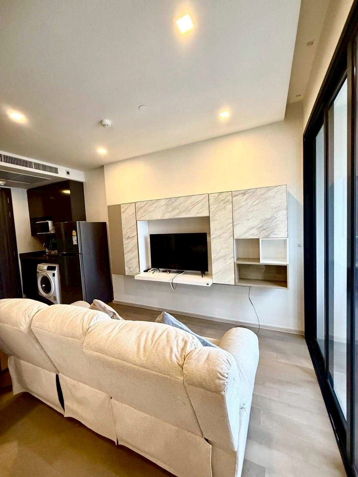 For RentCondoSukhumvit, Asoke, Thonglor : Ashton Asoke Condo, convenient travel, close to BTS, there is a shuttle, beautiful room, fully furnished, ready to move in!!