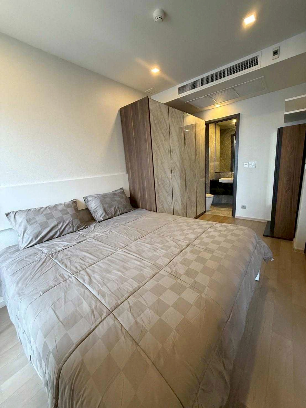 For RentCondoSukhumvit, Asoke, Thonglor : Ashton Asoke Condo, convenient travel, close to BTS, there is a shuttle, beautiful room, fully furnished, ready to move in!!