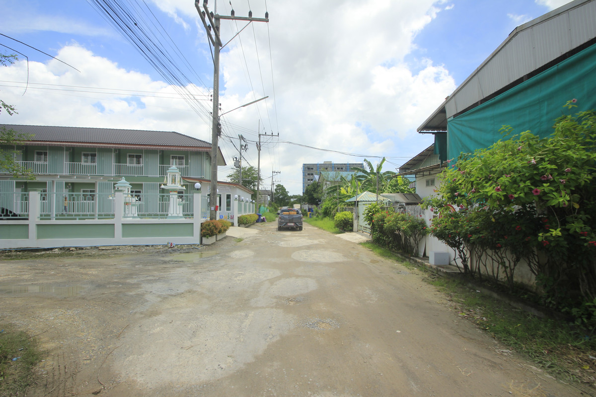 For SaleHotel&Apartment BusinessMahachai Samut Sakhon : Dormitory for sale with land, 200 square meters, 18 rooms, along Khlong Si Wa Pasawat. Khlong Muen Prarom Near the Siriraj Hospital Elderly Medical Center, full tenants, land remaining for construction.