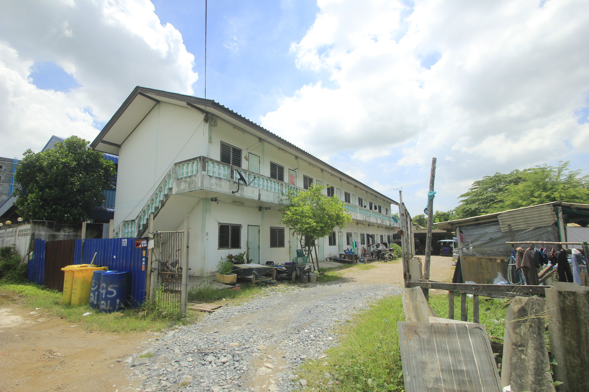 For SaleHotel&Apartment BusinessMahachai Samut Sakhon : Dormitory for sale with land, 200 square meters, 18 rooms, along Khlong Si Wa Pasawat. Khlong Muen Prarom Near the Siriraj Hospital Elderly Medical Center, full tenants, land remaining for construction.