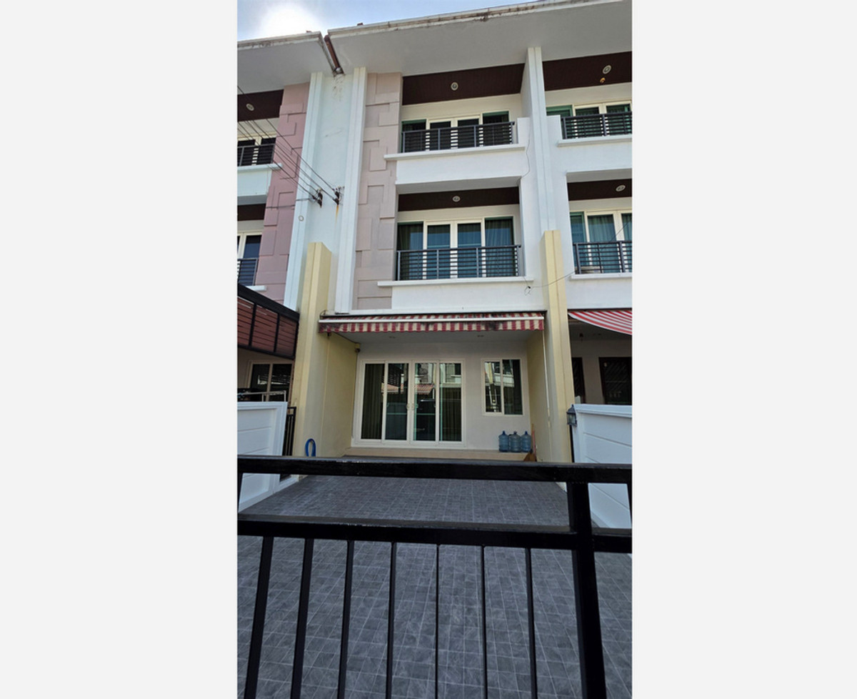 ให้เช่าทาวน์โฮมเลียบทางด่วนรามอินทรา : สอบถามโทร : 084-629-7891 บ้านกลางเมือง เอสเซ้นส์ พระราม 9-ลาดพร้าว ทาวน์โฮม 3 ชั้น 22 ตารางวา 3 ห้องนอน 3 ห้องน้ำ ใกล้รถไฟฟ้าสีเหลือง ลาดพร้าว 71