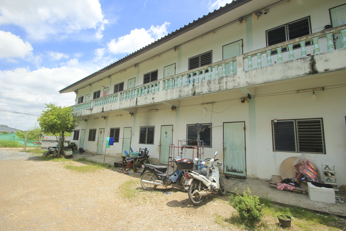 For SaleHotel&Apartment BusinessMahachai Samut Sakhon : Dormitory for sale with land, 200 square meters, 18 rooms, along Khlong Si Wa Pasawat. Khlong Muen Prarom Near the Siriraj Hospital Elderly Medical Center, full tenants, land remaining for construction.