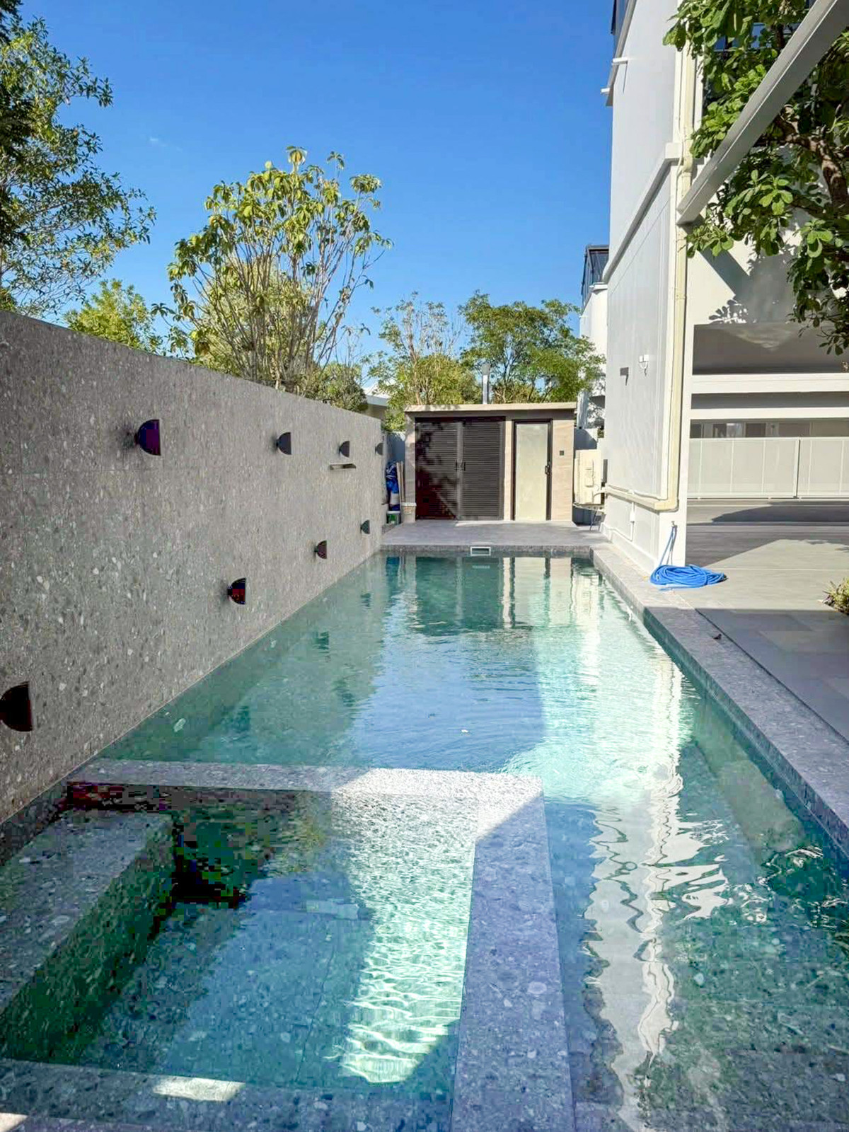 ให้เช่าบ้านลาดกระบัง สุวรรณภูมิ : VIVE New Krungthep Kreetha บ้านหรู 3 ชั้น พร้อมสระว่ายน้ำส่วนตัว ใกล้โรงเรียนนานาชาติ Please call: 062-496-6454