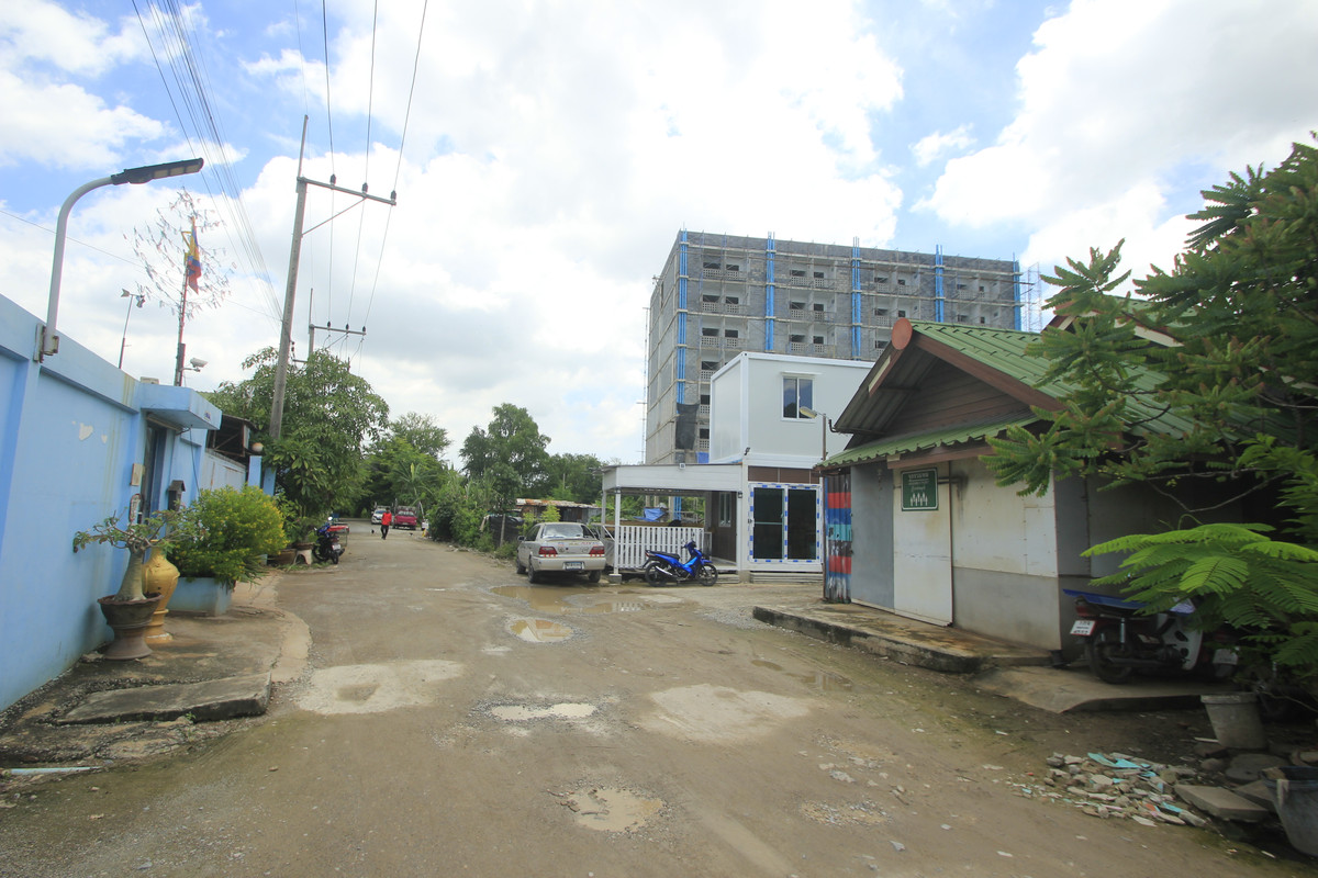 For SaleHotel&Apartment BusinessMahachai Samut Sakhon : Dormitory for sale with land, 200 square meters, 18 rooms, along Khlong Si Wa Pasawat. Khlong Muen Prarom Near the Siriraj Hospital Elderly Medical Center, full tenants, land remaining for construction.