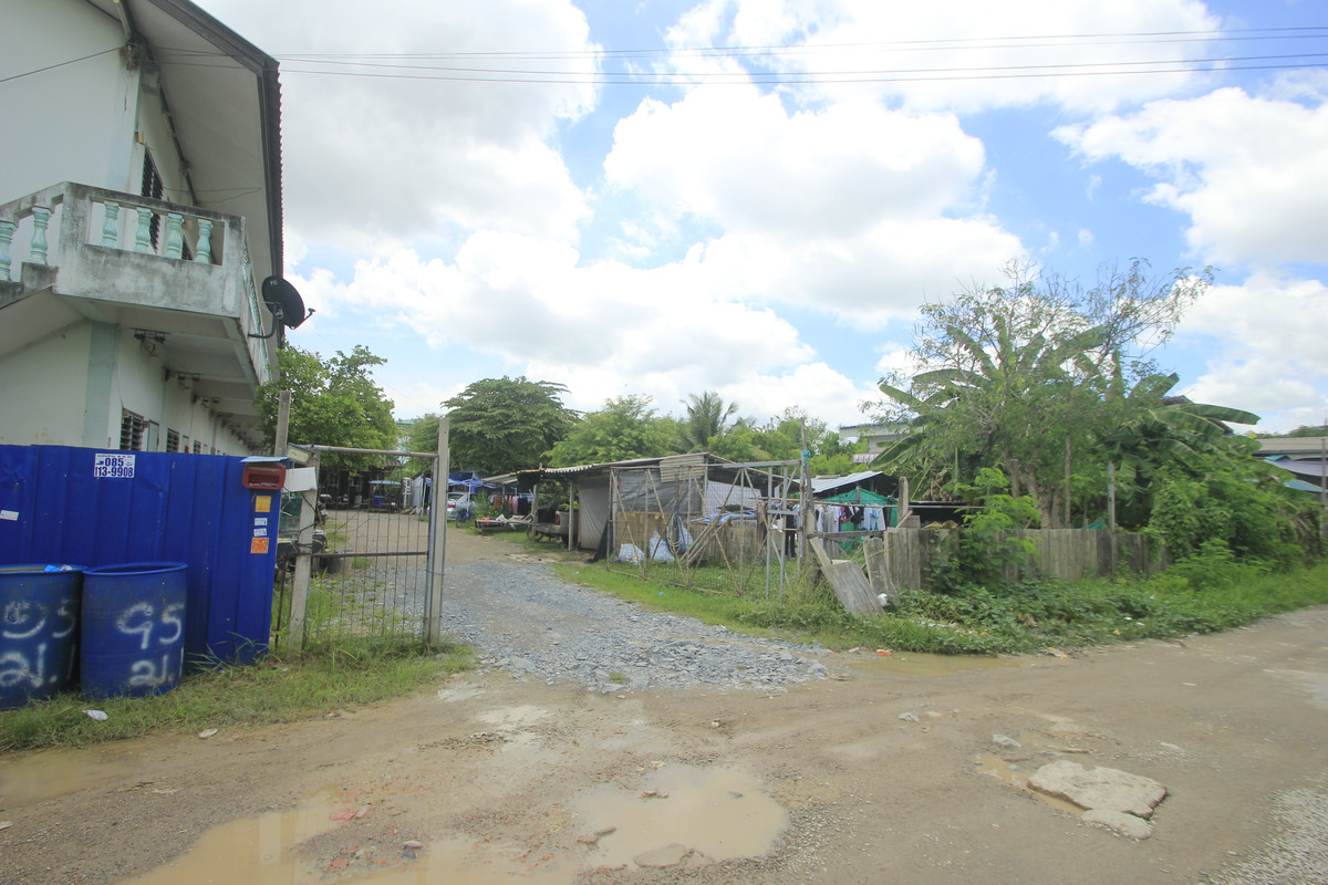 For SaleHotel&Apartment BusinessMahachai Samut Sakhon : Dormitory for sale with land, 200 square meters, 18 rooms, along Khlong Si Wa Pasawat. Khlong Muen Prarom Near the Siriraj Hospital Elderly Medical Center, full tenants, land remaining for construction.
