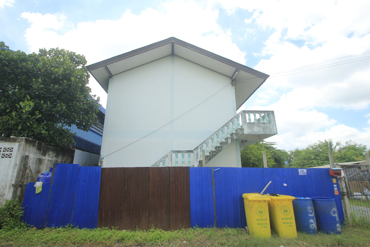 For SaleHotel&Apartment BusinessMahachai Samut Sakhon : Dormitory for sale with land, 200 square meters, 18 rooms, along Khlong Si Wa Pasawat. Khlong Muen Prarom Near the Siriraj Hospital Elderly Medical Center, full tenants, land remaining for construction.