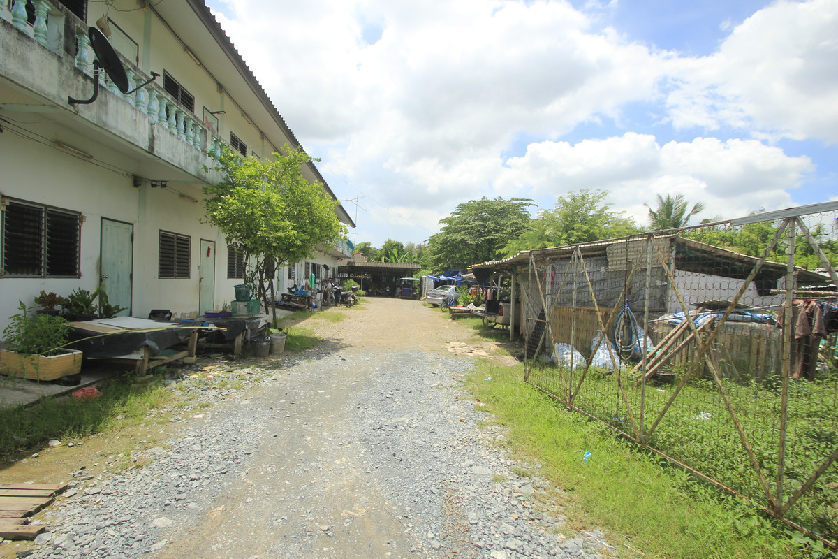 For SaleHotel&Apartment BusinessMahachai Samut Sakhon : Dormitory for sale with land, 200 square meters, 18 rooms, along Khlong Si Wa Pasawat. Khlong Muen Prarom Near the Siriraj Hospital Elderly Medical Center, full tenants, land remaining for construction.