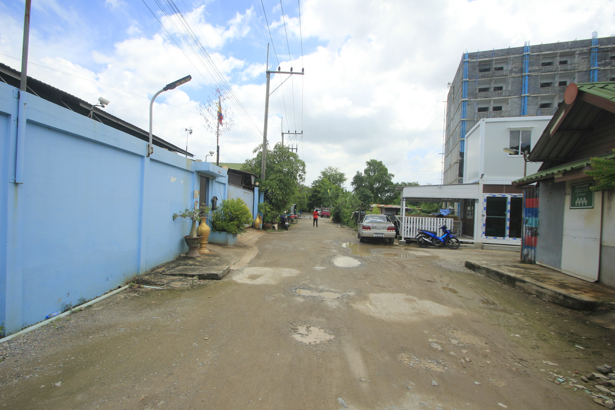 For SaleHotel&Apartment BusinessMahachai Samut Sakhon : Dormitory for sale with land, 200 square meters, 18 rooms, along Khlong Si Wa Pasawat. Khlong Muen Prarom Near the Siriraj Hospital Elderly Medical Center, full tenants, land remaining for construction.