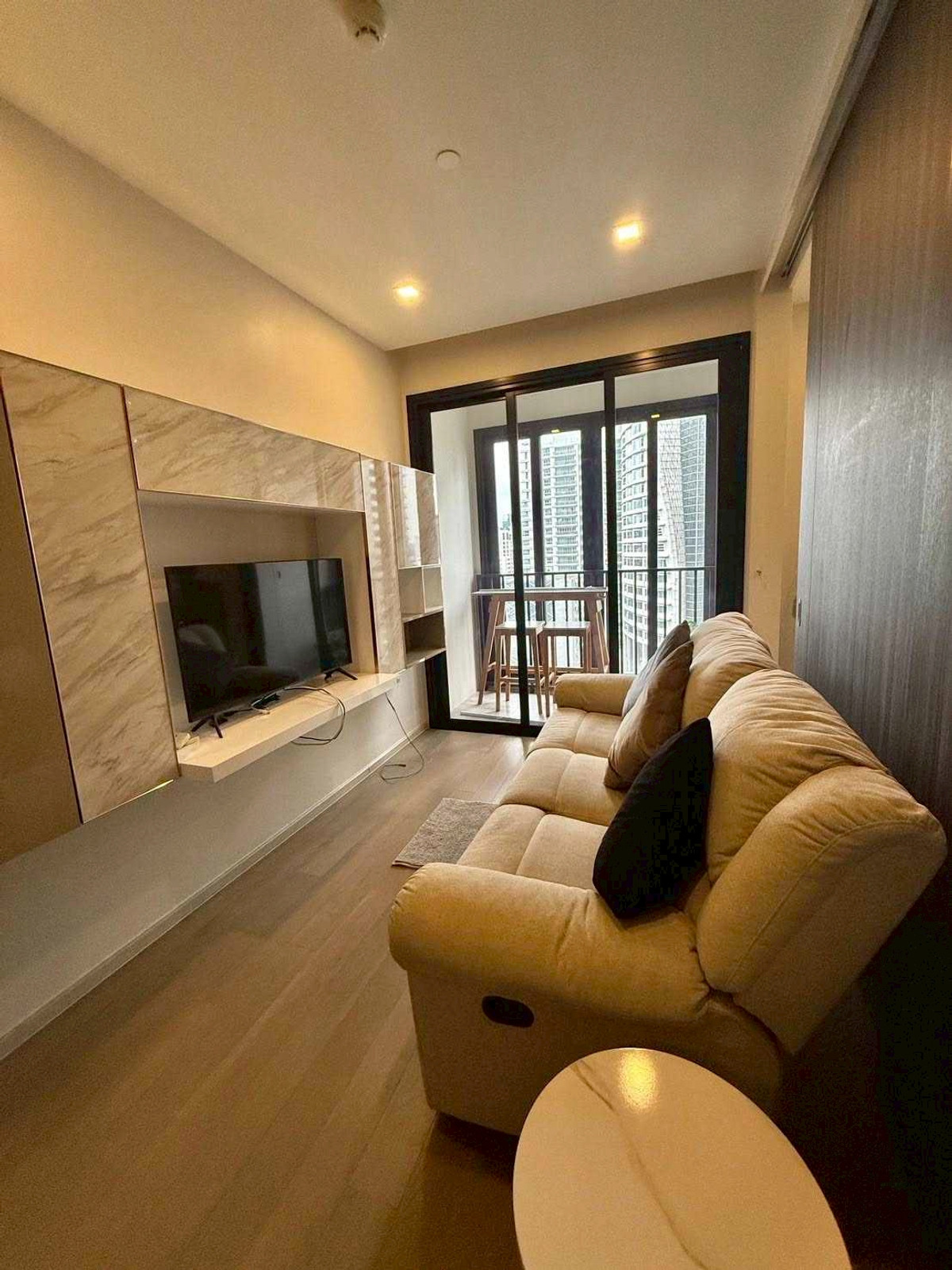 For RentCondoSukhumvit, Asoke, Thonglor : Ashton Asoke Condo, convenient travel, close to BTS, there is a shuttle, beautiful room, fully furnished, ready to move in!!