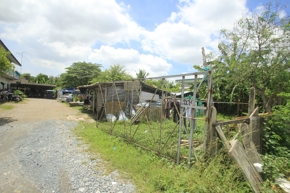 For SaleHotel&Apartment BusinessMahachai Samut Sakhon : Dormitory for sale with land, 200 square meters, 18 rooms, along Khlong Si Wa Pasawat. Khlong Muen Prarom Near the Siriraj Hospital Elderly Medical Center, full tenants, land remaining for construction.