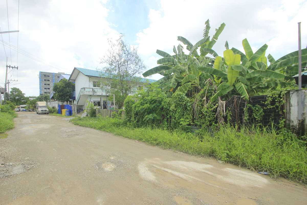 For SaleHotel&Apartment BusinessMahachai Samut Sakhon : Dormitory for sale with land, 200 square meters, 18 rooms, along Khlong Si Wa Pasawat. Khlong Muen Prarom Near the Siriraj Hospital Elderly Medical Center, full tenants, land remaining for construction.