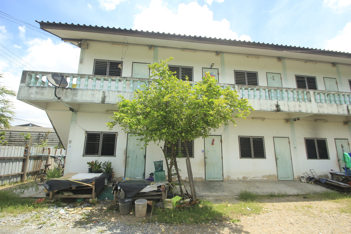 For SaleHotel&Apartment BusinessMahachai Samut Sakhon : Dormitory for sale with land, 200 square meters, 18 rooms, along Khlong Si Wa Pasawat. Khlong Muen Prarom Near the Siriraj Hospital Elderly Medical Center, full tenants, land remaining for construction.