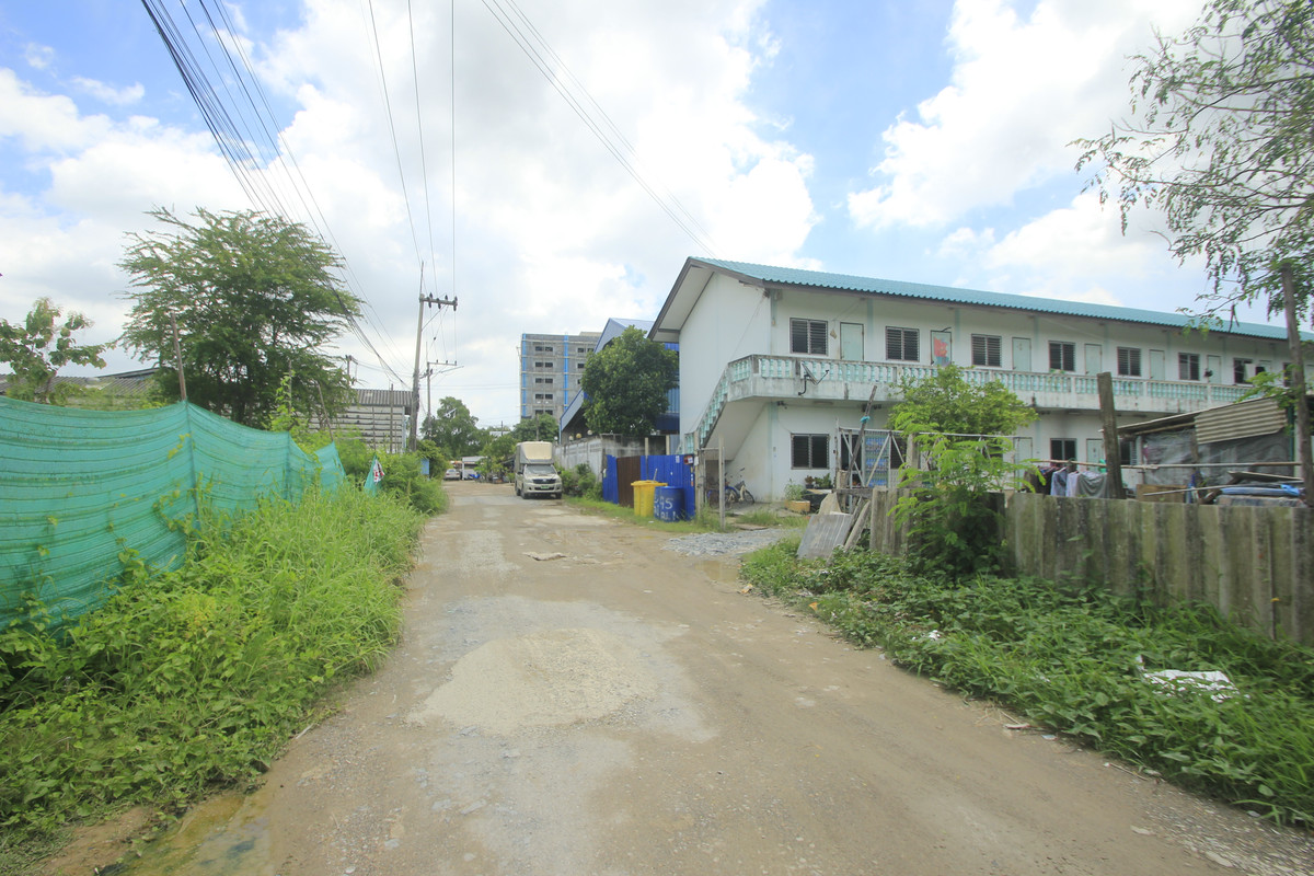 For SaleHotel&Apartment BusinessMahachai Samut Sakhon : Dormitory for sale with land, 200 square meters, 18 rooms, along Khlong Si Wa Pasawat. Khlong Muen Prarom Near the Siriraj Hospital Elderly Medical Center, full tenants, land remaining for construction.