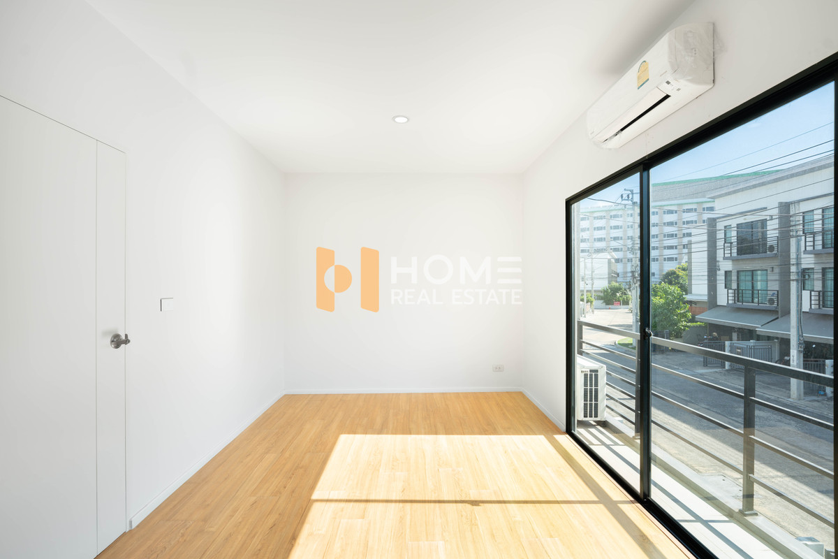 ขายทาวน์โฮมปิ่นเกล้า จรัญสนิทวงศ์ : 🏡✨ หลังมุมติดถนนเมน! สภาพใหม่กริบ ราคาดีที่สุดในโครงการ 💥 ทาวน์โฮม บ้านกลางเมือง ปิ่นเกล้า - จรัญ / 3 ห้องนอน (ขาย), Baan Klang Muang Pinklao - Charan / Townhome 3 Bedrooms (FOR SALE) BALL215