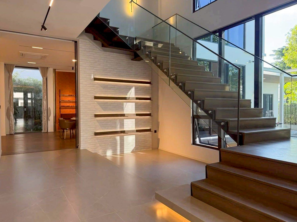 ให้เช่าบ้านลาดกระบัง สุวรรณภูมิ : VIVE New Krungthep Kreetha บ้านหรู 3 ชั้น พร้อมสระว่ายน้ำส่วนตัว ใกล้โรงเรียนนานาชาติ Please call: 062-496-6454