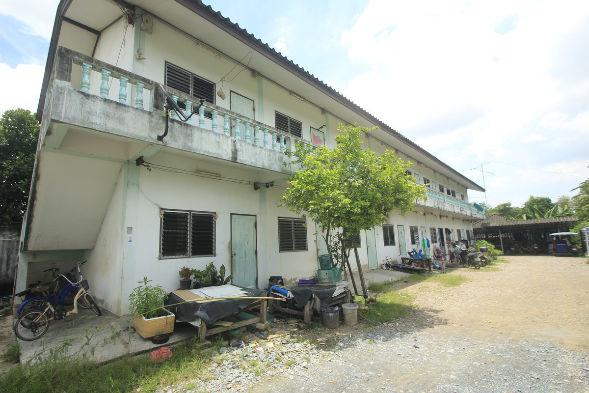 For SaleHotel&Apartment BusinessMahachai Samut Sakhon : Dormitory for sale with land, 200 square meters, 18 rooms, along Khlong Si Wa Pasawat. Khlong Muen Prarom Near the Siriraj Hospital Elderly Medical Center, full tenants, land remaining for construction.