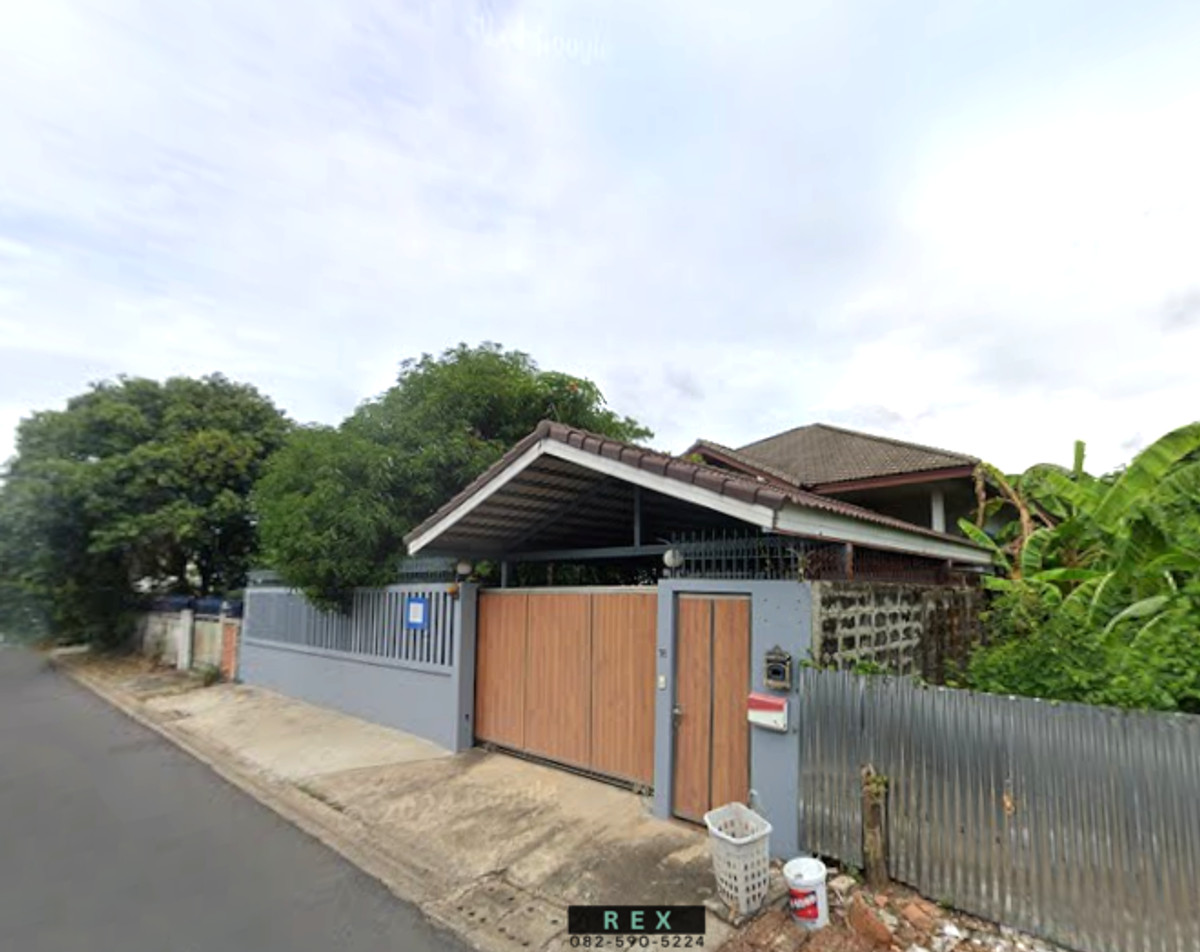 For SaleHouseLadprao, Central Ladprao : Land for sale with building, Chokchai 4, Lat Phrao 71, Nakniwat, size 70 square meters, near Central EastVille (Central EastVille)