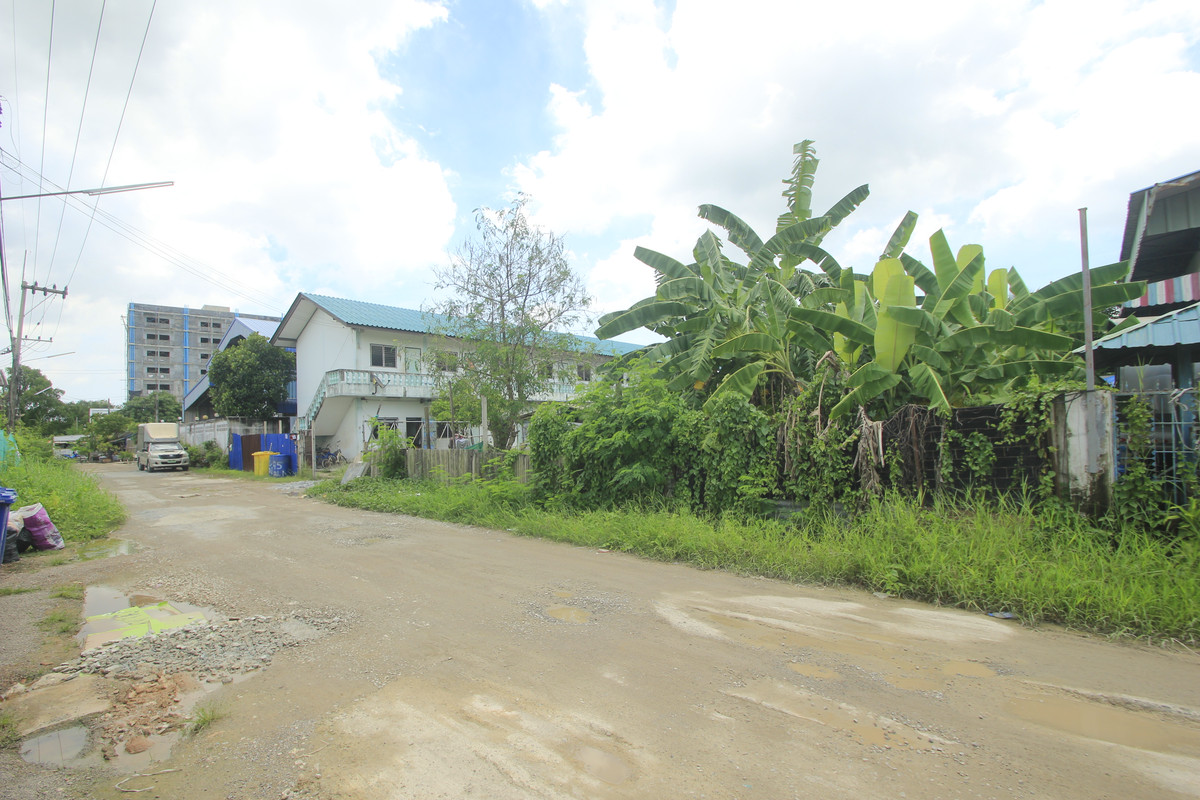 For SaleHotel&Apartment BusinessMahachai Samut Sakhon : Dormitory for sale with land, 200 square meters, 18 rooms, along Khlong Si Wa Pasawat. Khlong Muen Prarom Near the Siriraj Hospital Elderly Medical Center, full tenants, land remaining for construction.