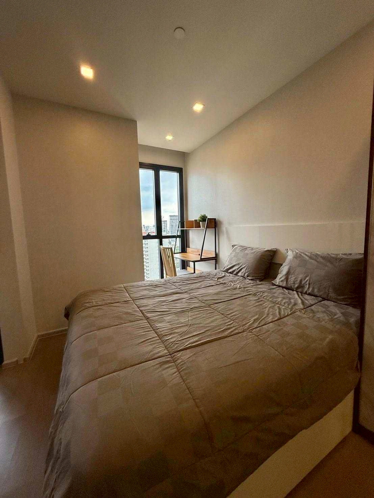 For RentCondoSukhumvit, Asoke, Thonglor : Ashton Asoke Condo, convenient travel, close to BTS, there is a shuttle, beautiful room, fully furnished, ready to move in!!